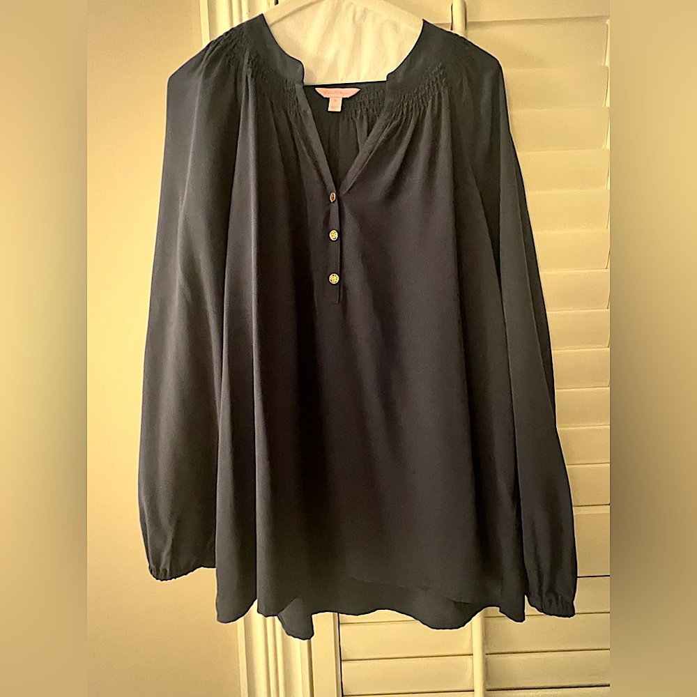 Lilly Pulitzer navy blouse. Perfect condition. Size medium.